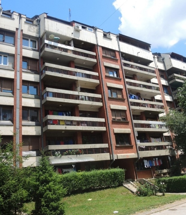 УЖАС У ВАЉЕВУ: Младић пао са шестог спрата зграде, лекари се боре за његов живот